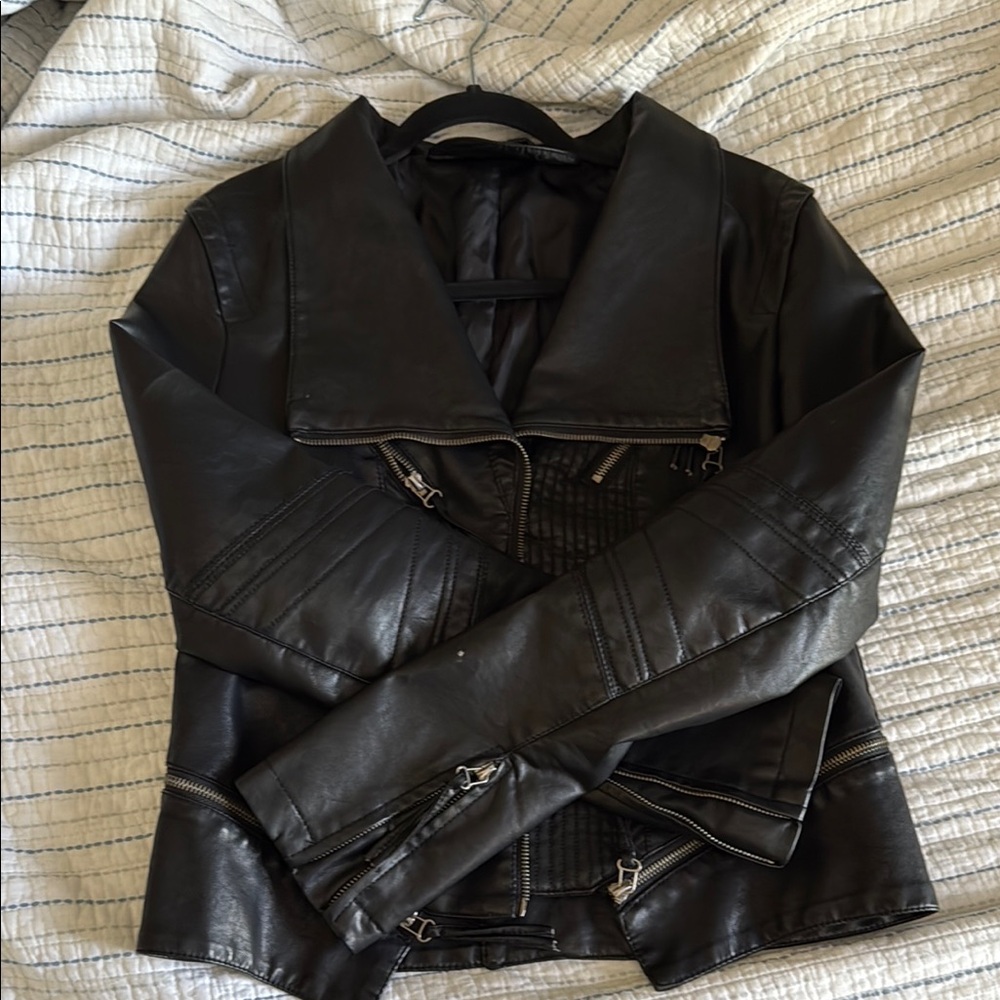 Lulu's Size XL Pre Loved Women's Black Leather Jacket